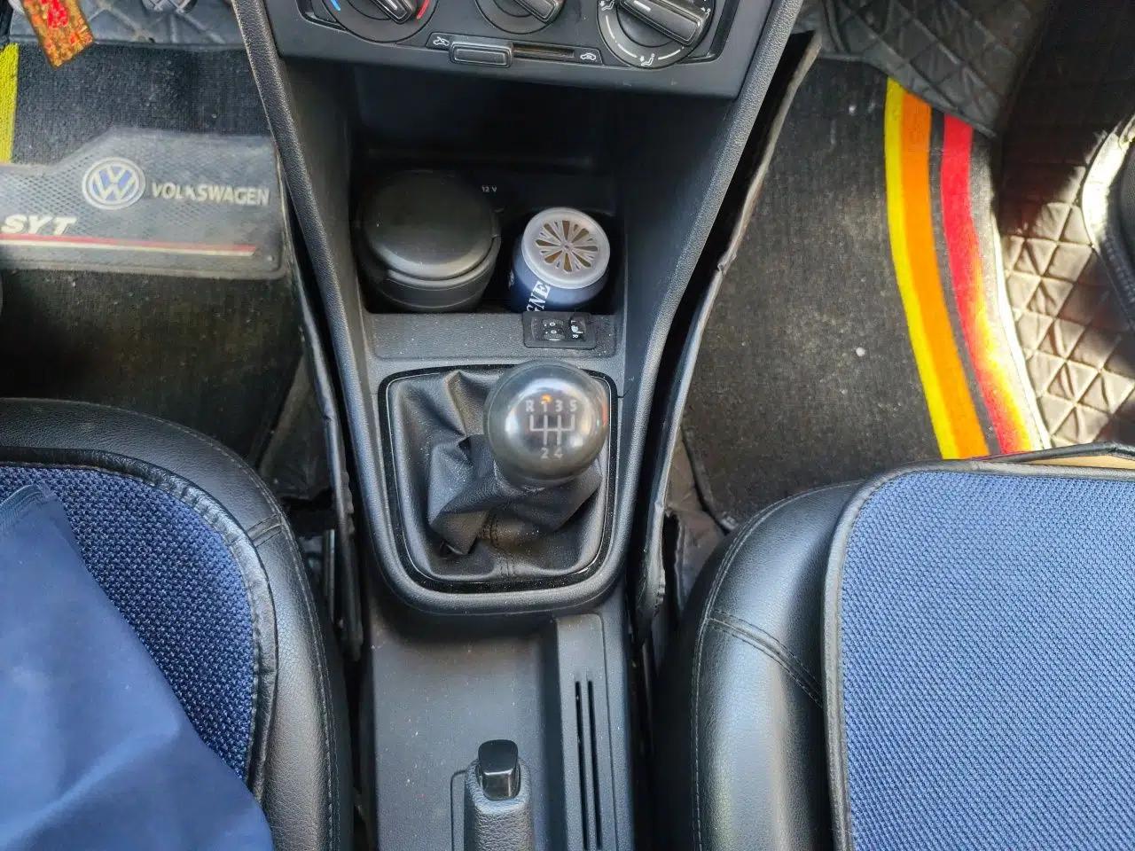 Volkswagen Jetta 2013 1.6L Manual Fashion Edition — миниатюра 15