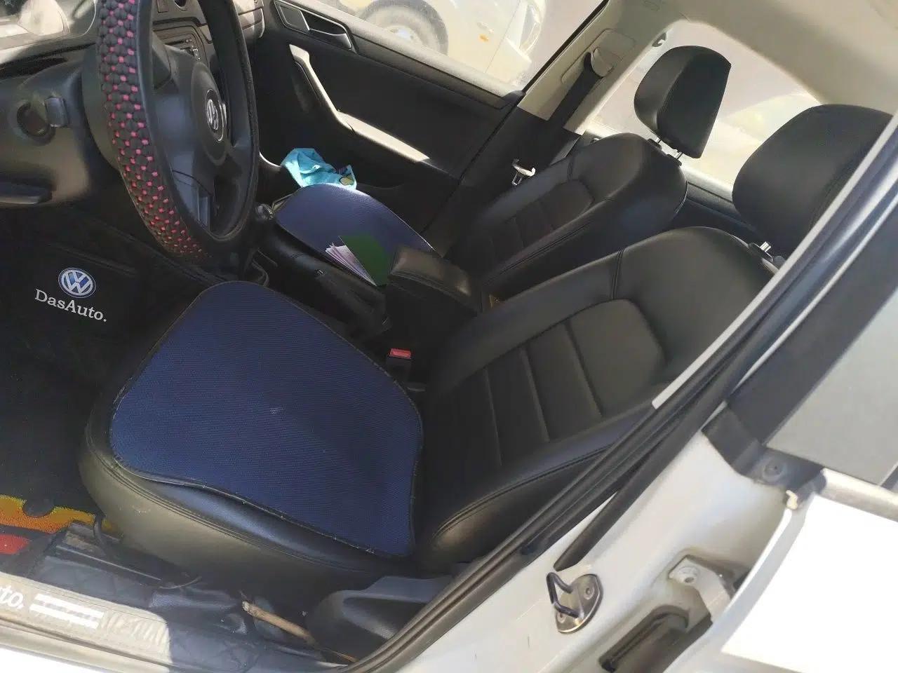 Volkswagen Jetta 2013 1.6L Manual Fashion Edition — миниатюра 16