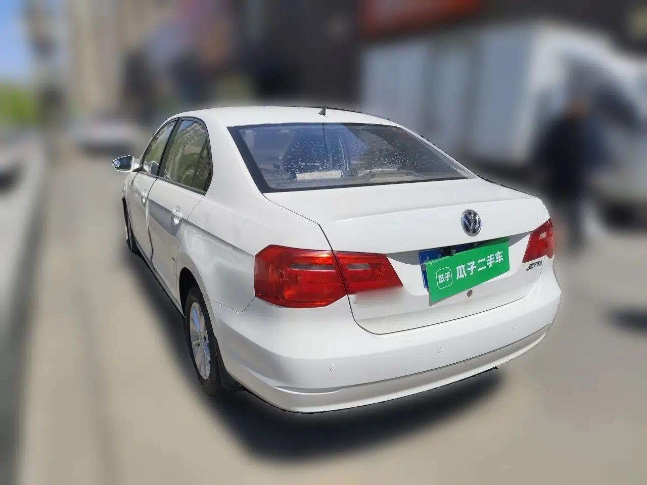 Volkswagen Jetta 2013 1.6L Manual Fashion Edition — миниатюра 4