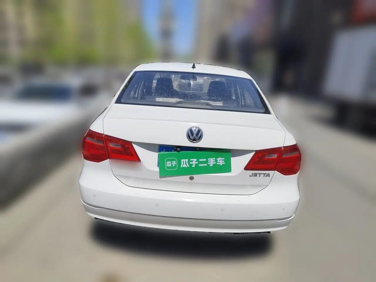 Volkswagen Jetta 2013 1.6L Manual Fashion Edition — миниатюра 5