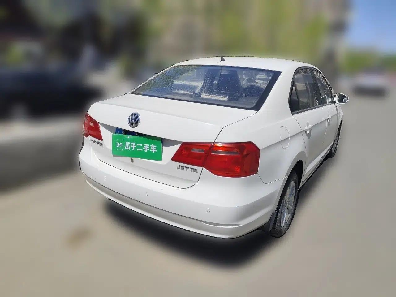 Volkswagen Jetta 2013 1.6L Manual Fashion Edition — миниатюра 6