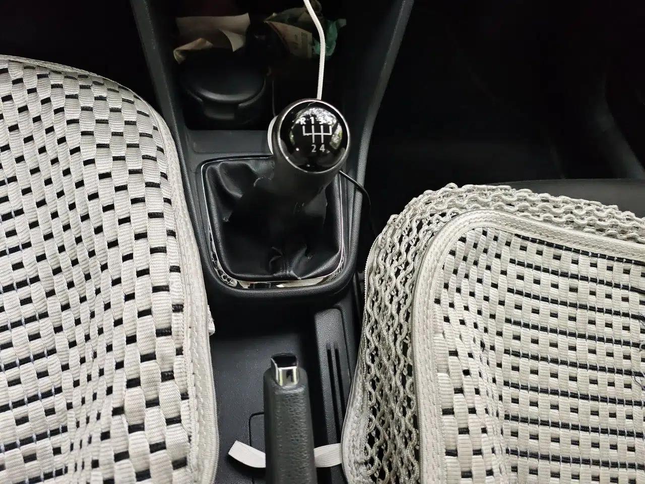 Volkswagen Jetta 2013 1.6L Manual Comfort Model — миниатюра 15
