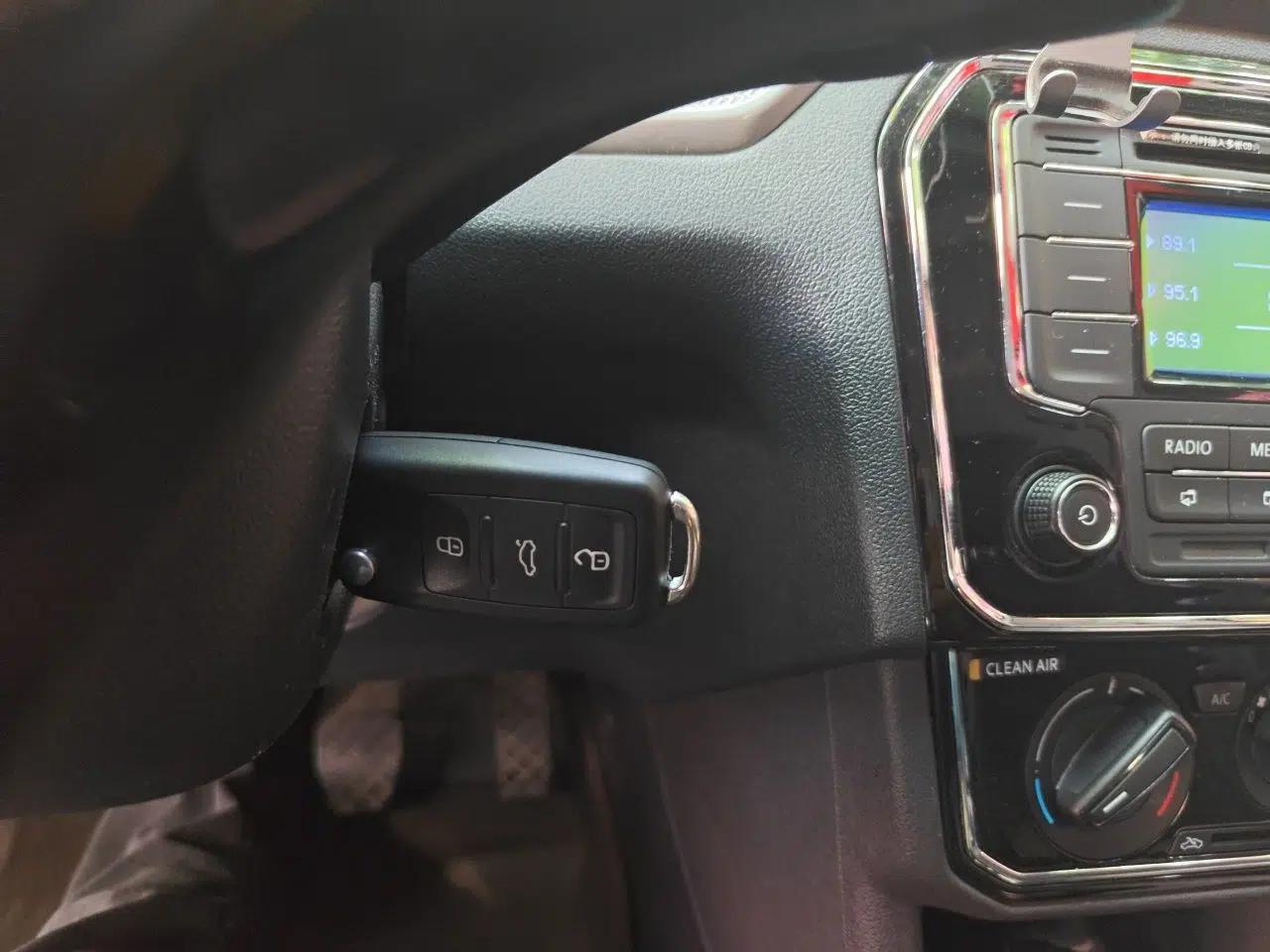 Volkswagen Jetta 2017 1.5L Manual Comfort Model — миниатюра 9