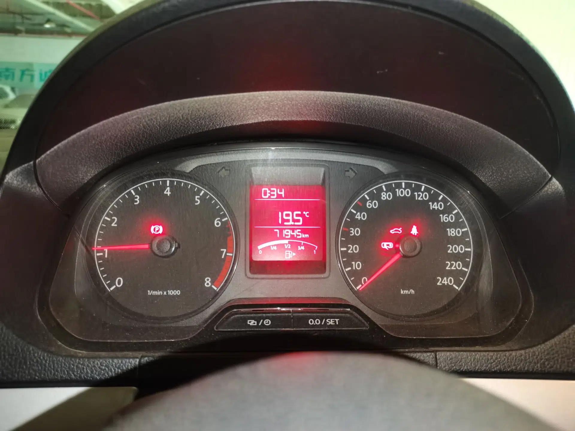 Volkswagen Jetta 2015 1.6L Manual Comfort Model — миниатюра 12