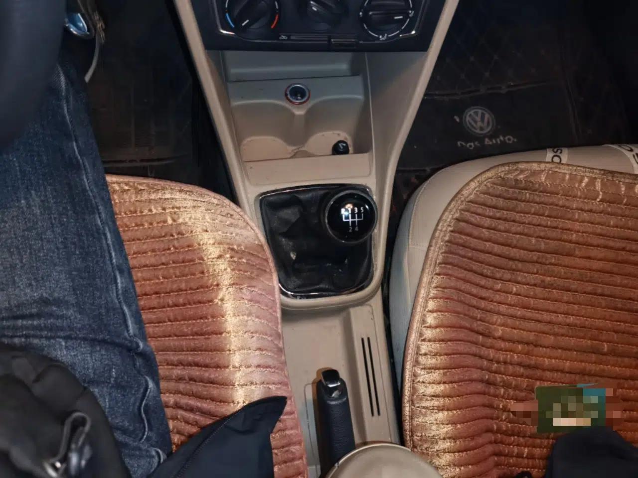 Volkswagen Jetta 2015 1.6L Manual Comfort Model — миниатюра 15