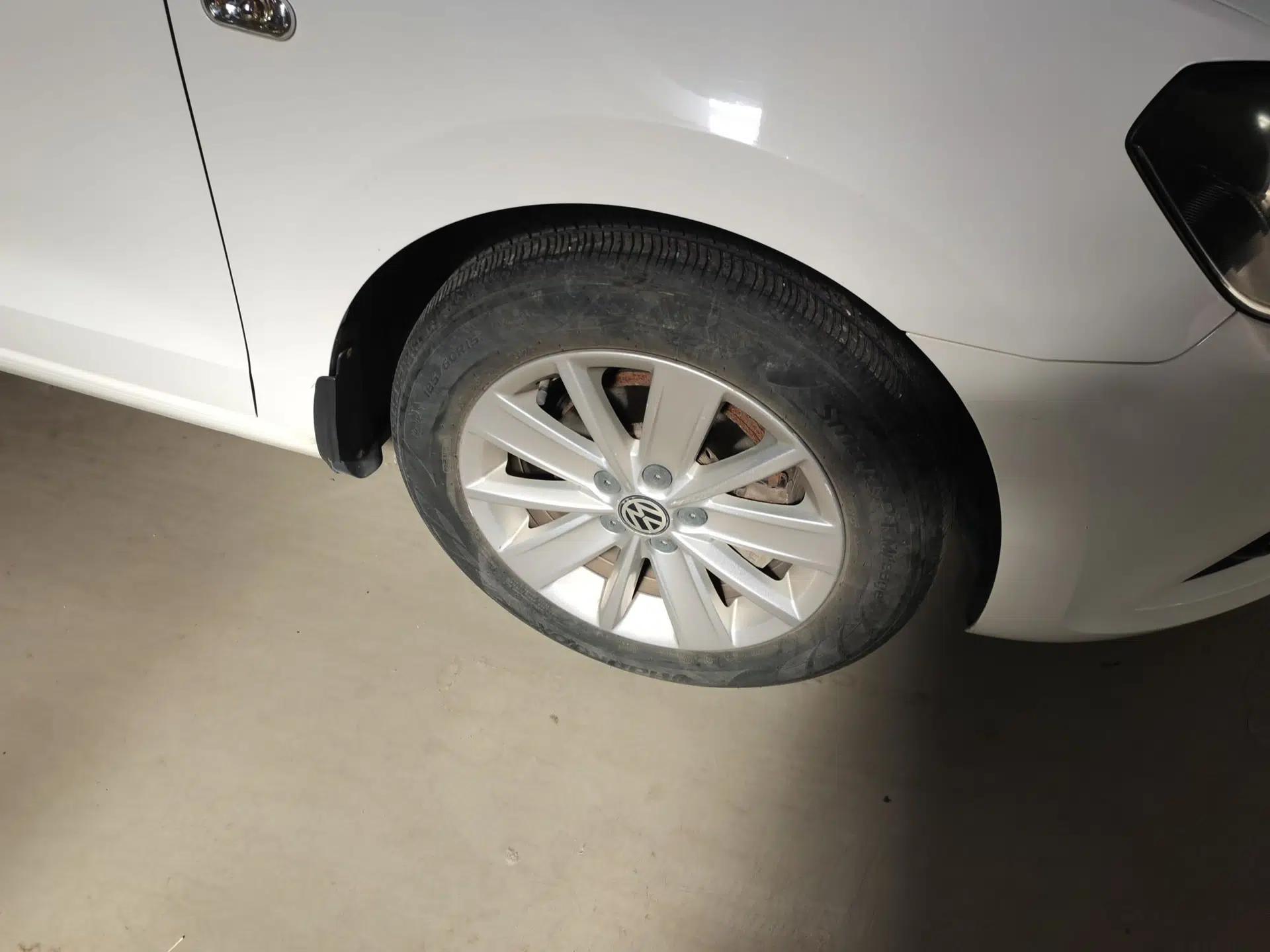 Volkswagen Jetta 2015 1.6L Manual Comfort Model — миниатюра 8