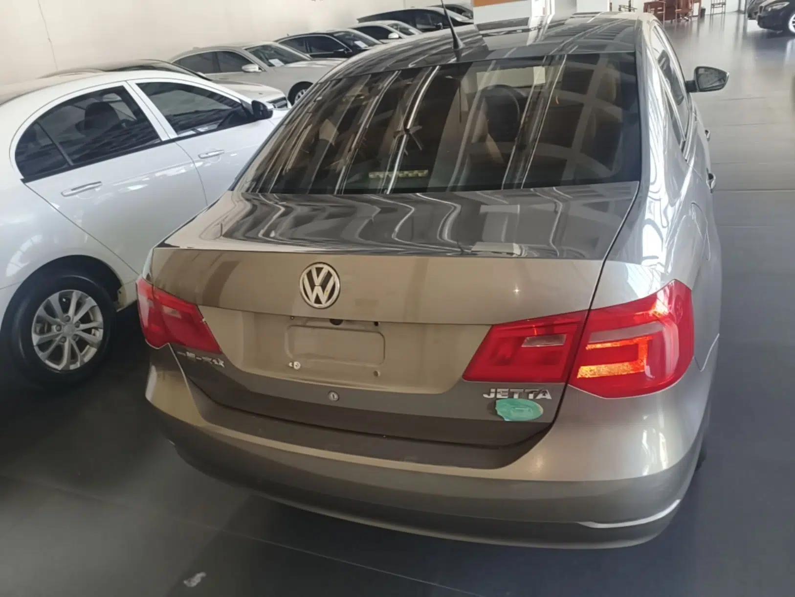 Volkswagen Jetta 2013 1.6L Automatic Comfort Model — миниатюра 3