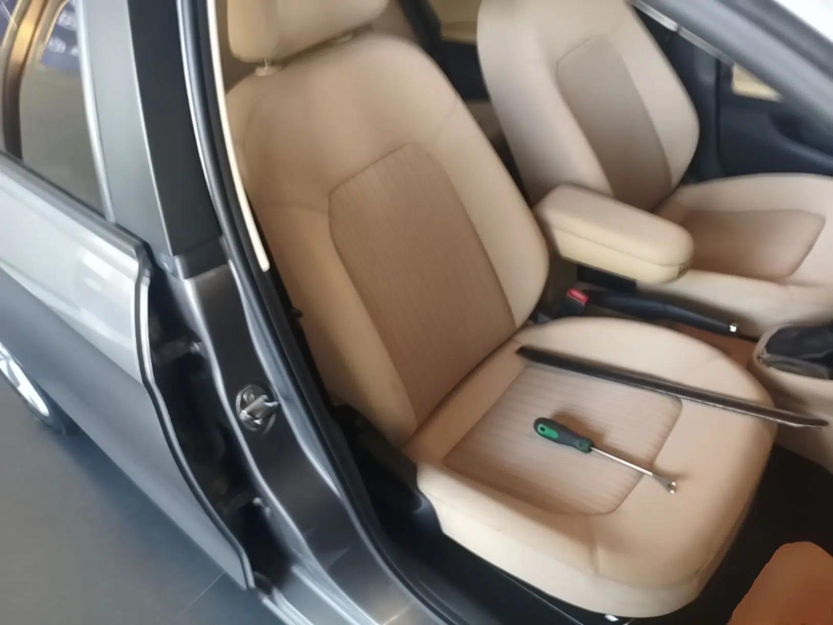 Volkswagen Jetta 2013 1.6L Automatic Comfort Model — миниатюра 23