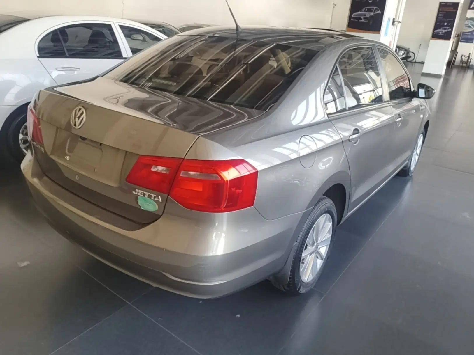 Volkswagen Jetta 2013 1.6L Automatic Comfort Model — миниатюра 4