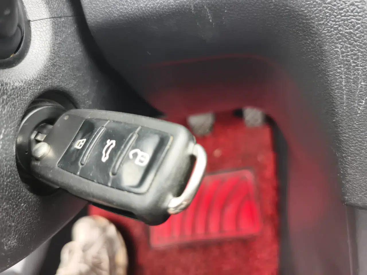 Volkswagen Jetta 2013 1.6L Manual Comfort Model — миниатюра 9
