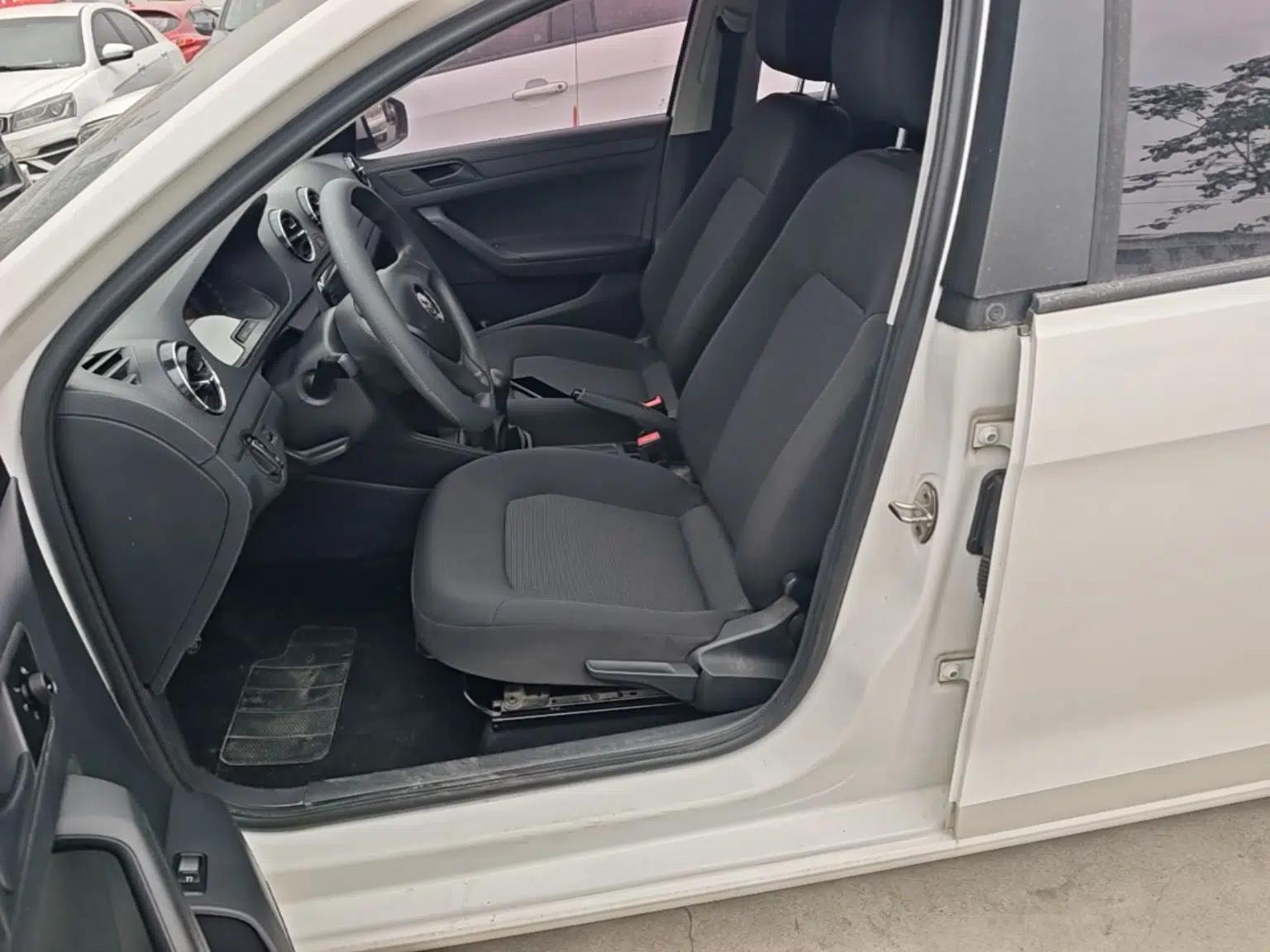 Volkswagen Jetta 2017 1.5L Manual Fashion Edition — миниатюра 18