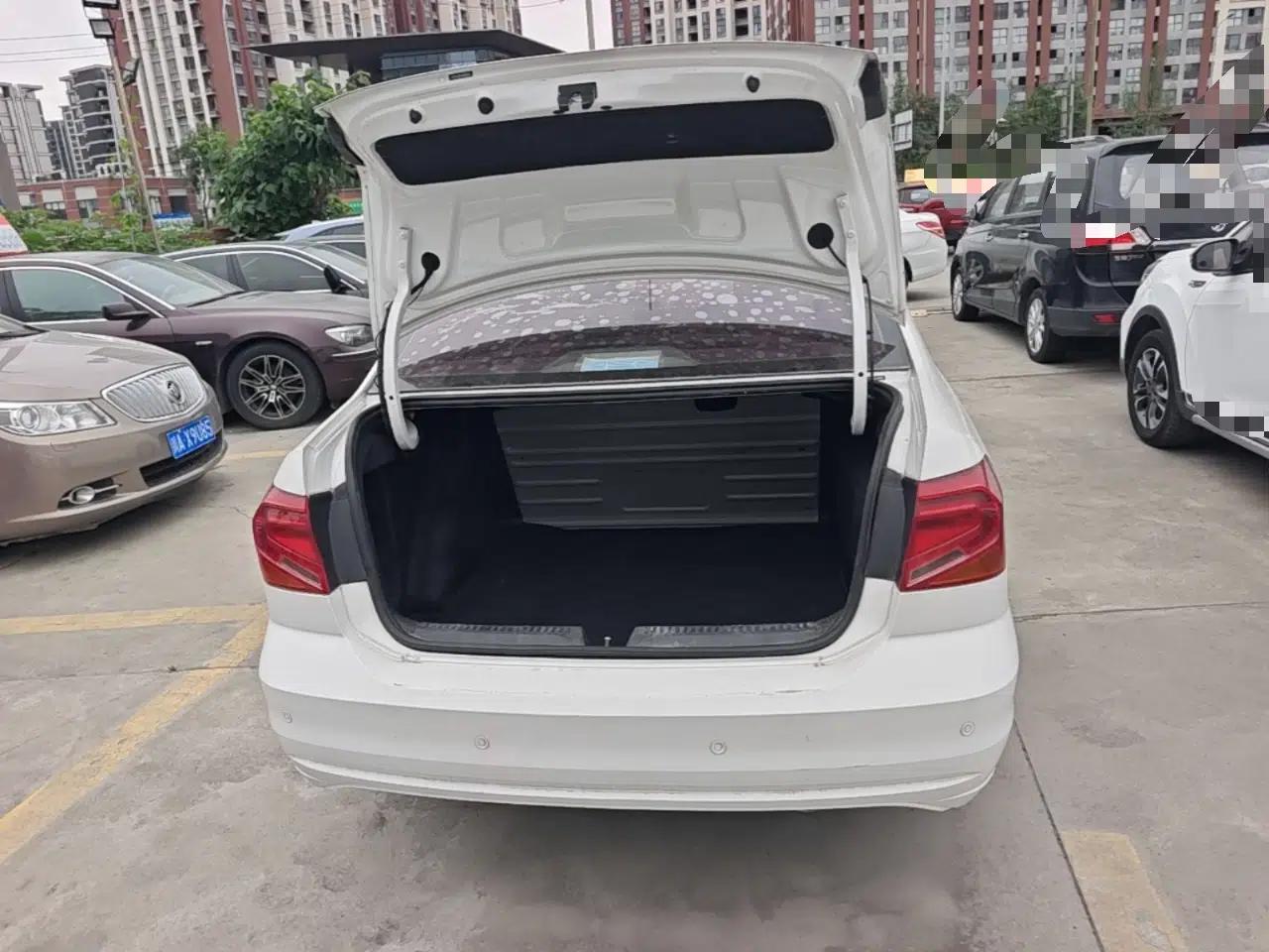 Volkswagen Jetta 2017 1.5L Manual Fashion Edition — миниатюра 22
