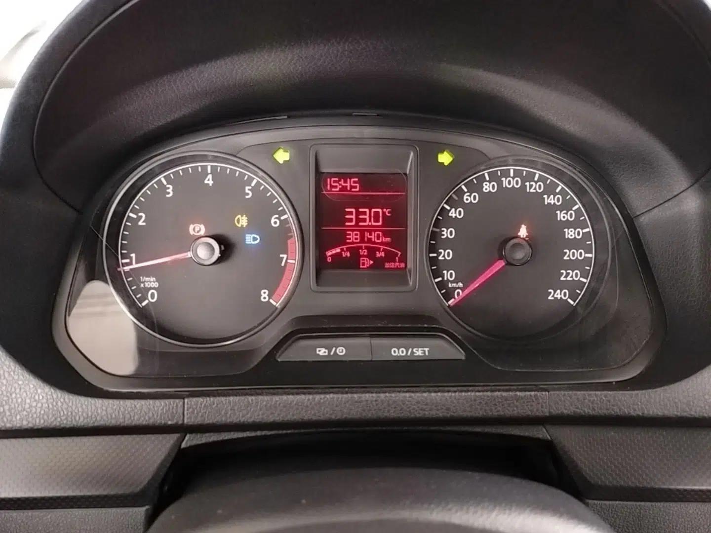 Volkswagen Jetta 2015 1.6L Manual Fashion Edition — миниатюра 13