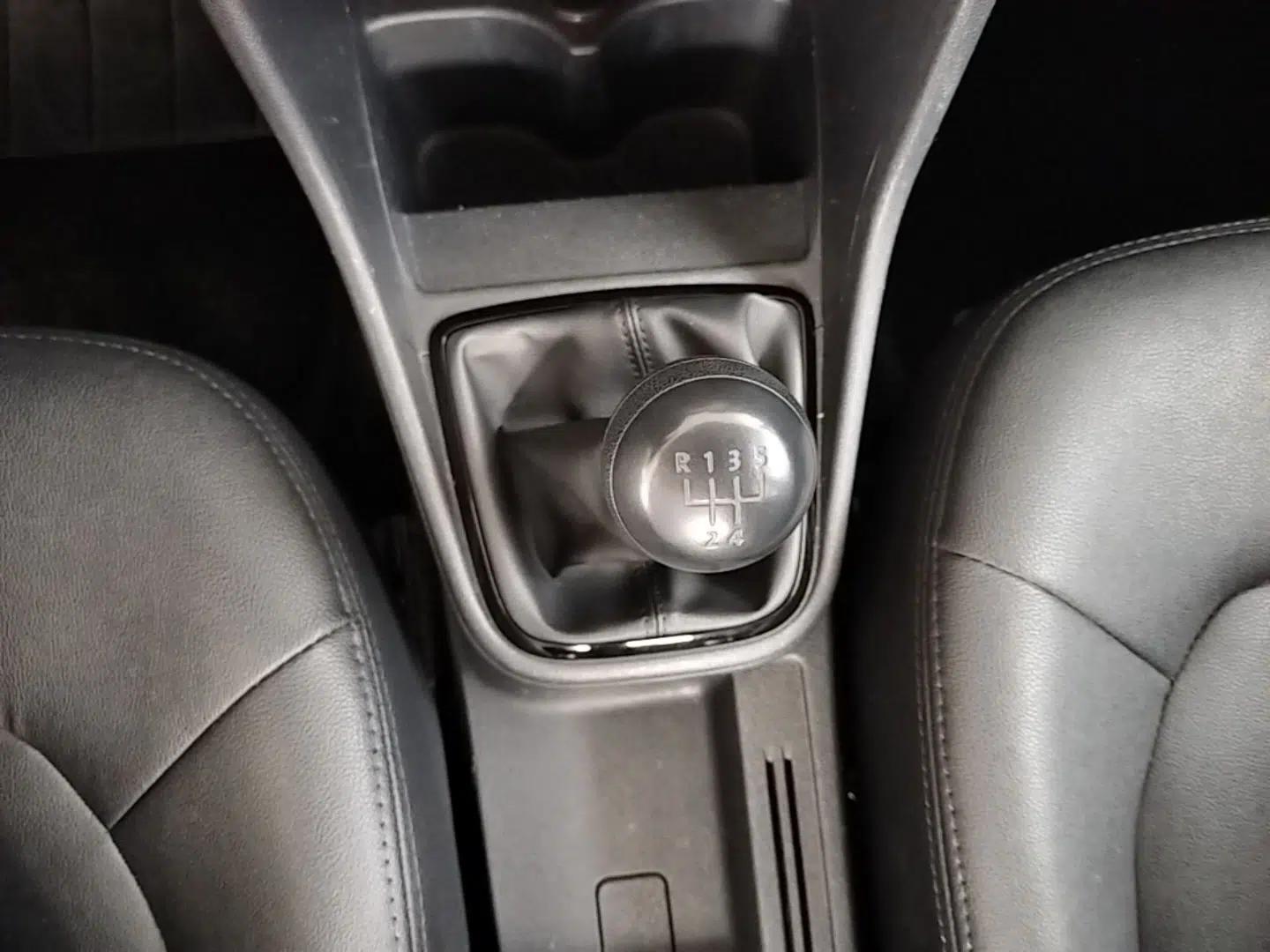 Volkswagen Jetta 2015 1.6L Manual Fashion Edition — миниатюра 15