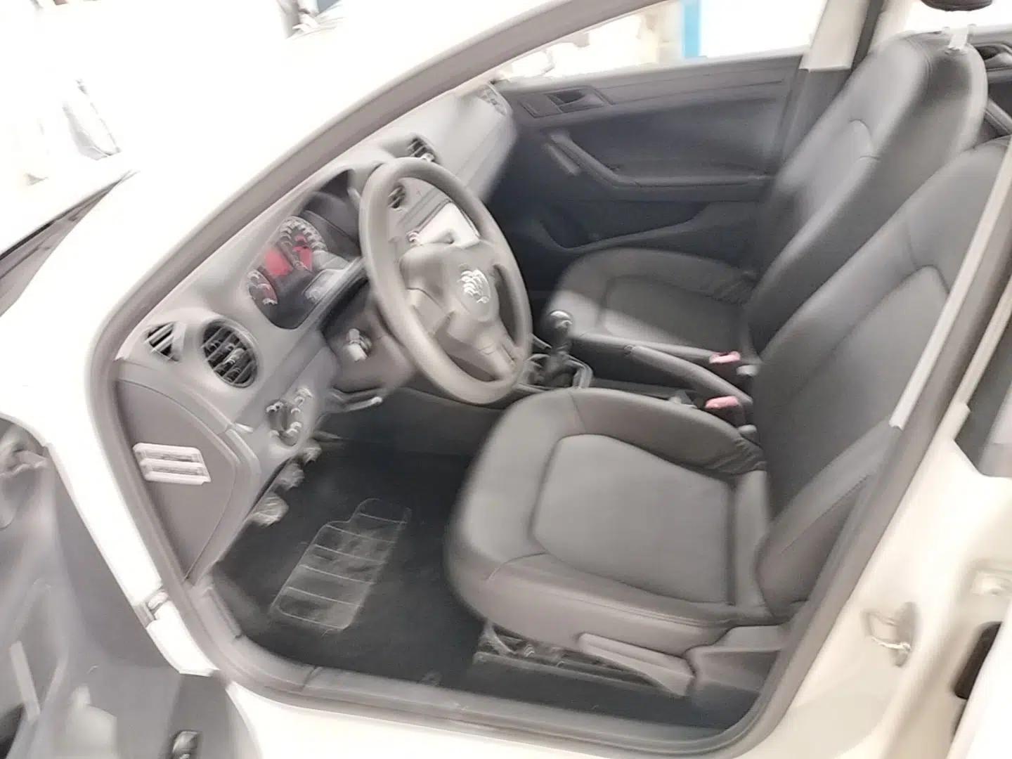 Volkswagen Jetta 2015 1.6L Manual Fashion Edition — миниатюра 16