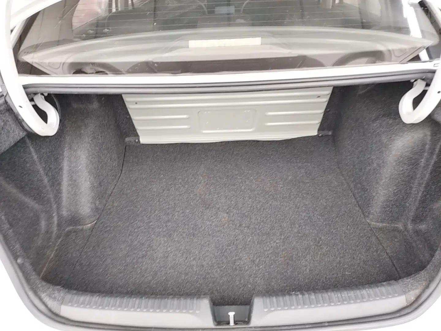 Volkswagen Jetta 2015 1.6L Manual Fashion Edition — миниатюра 18