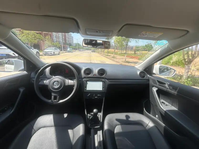 Volkswagen Jetta 2015 1.6L Manual Fashion Edition — миниатюра 20