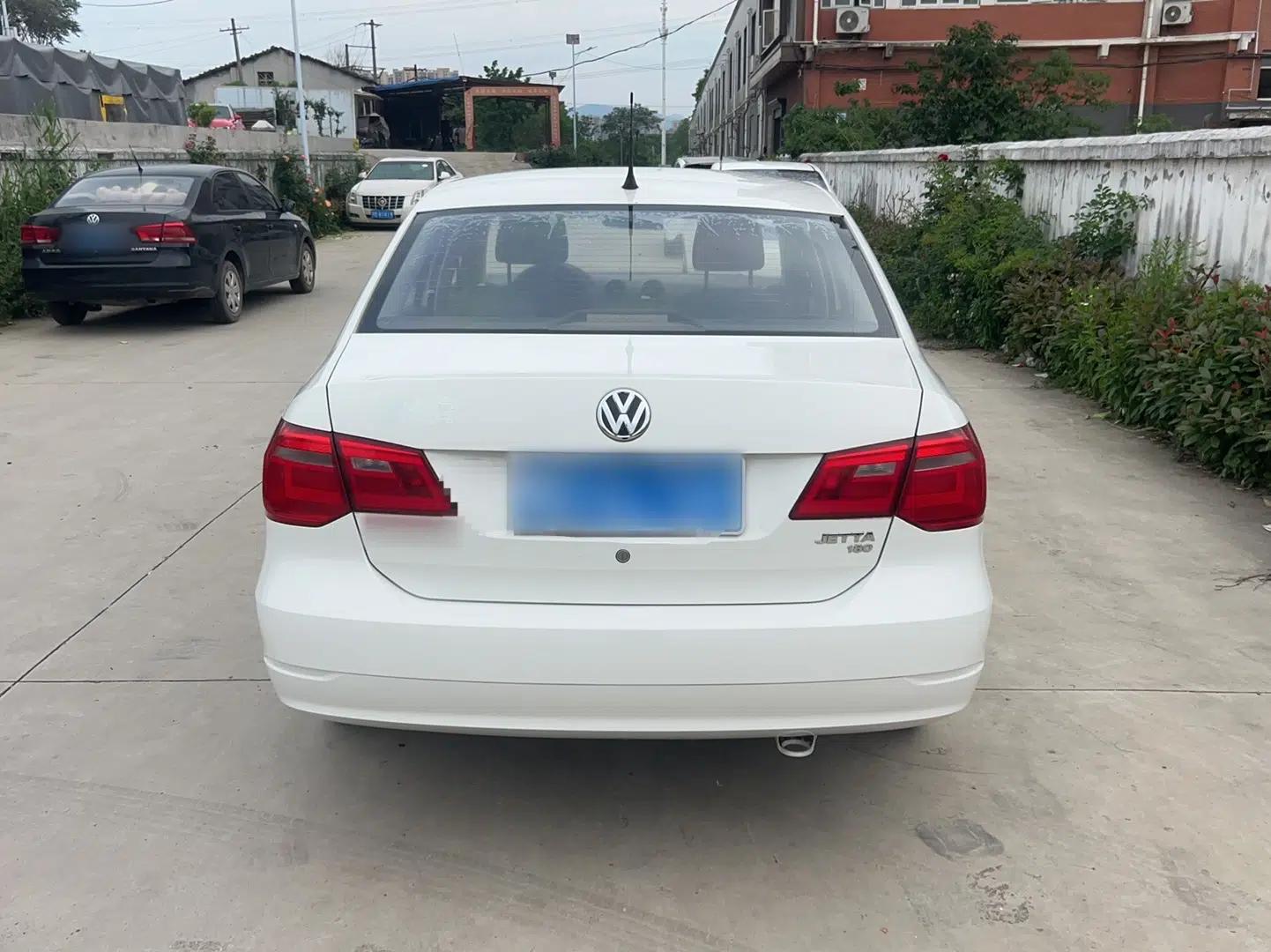 Volkswagen Jetta 2015 1.6L Manual Fashion Edition — миниатюра 3
