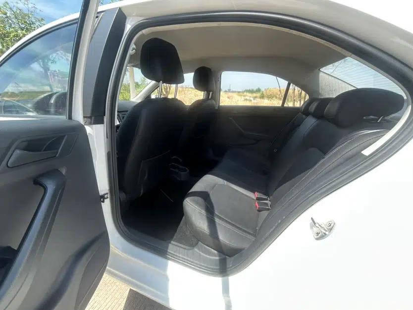 Volkswagen Jetta 2015 1.6L Manual Fashion Edition — миниатюра 21