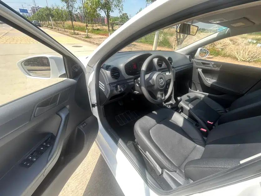 Volkswagen Jetta 2015 1.6L Manual Fashion Edition — миниатюра 22