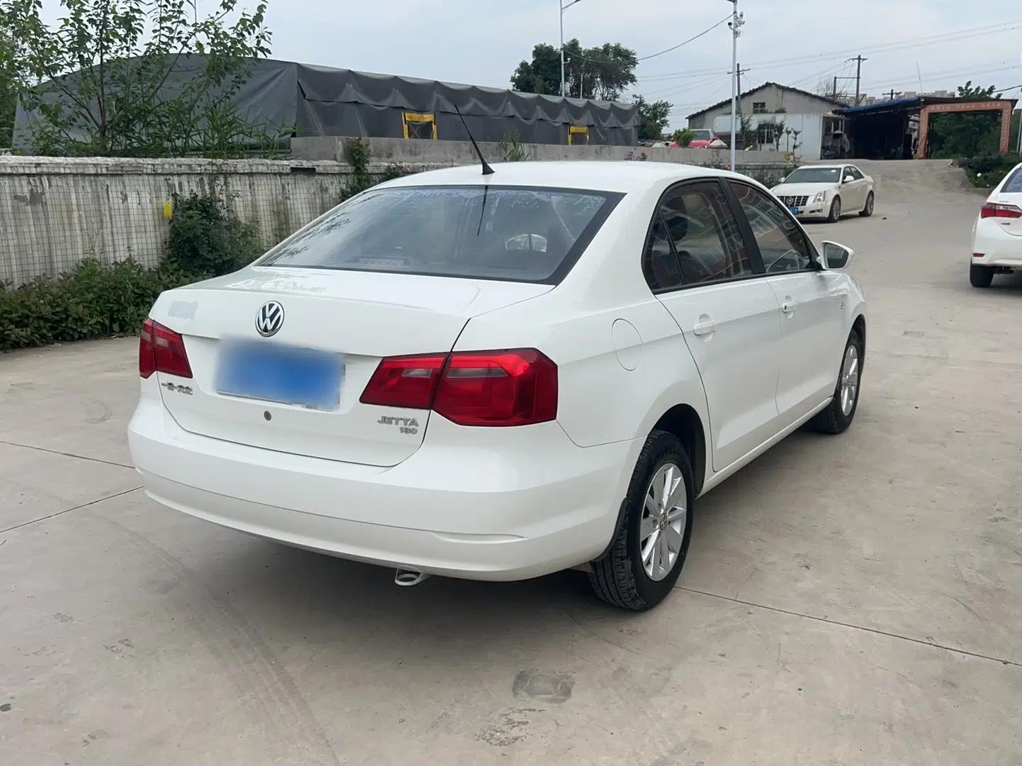 Volkswagen Jetta 2015 1.6L Manual Fashion Edition — миниатюра 4