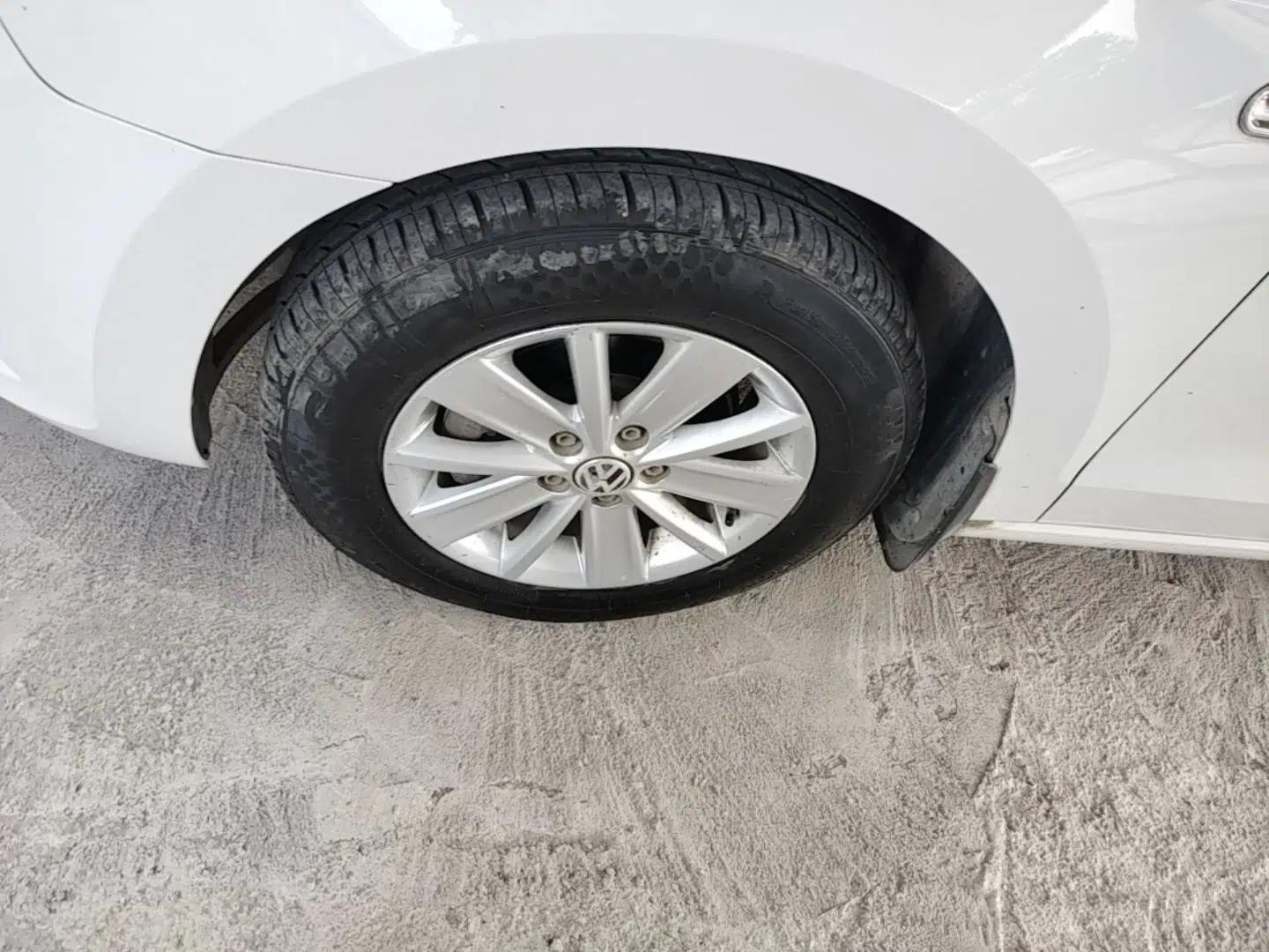 Volkswagen Jetta 2015 1.6L Manual Fashion Edition — миниатюра 7