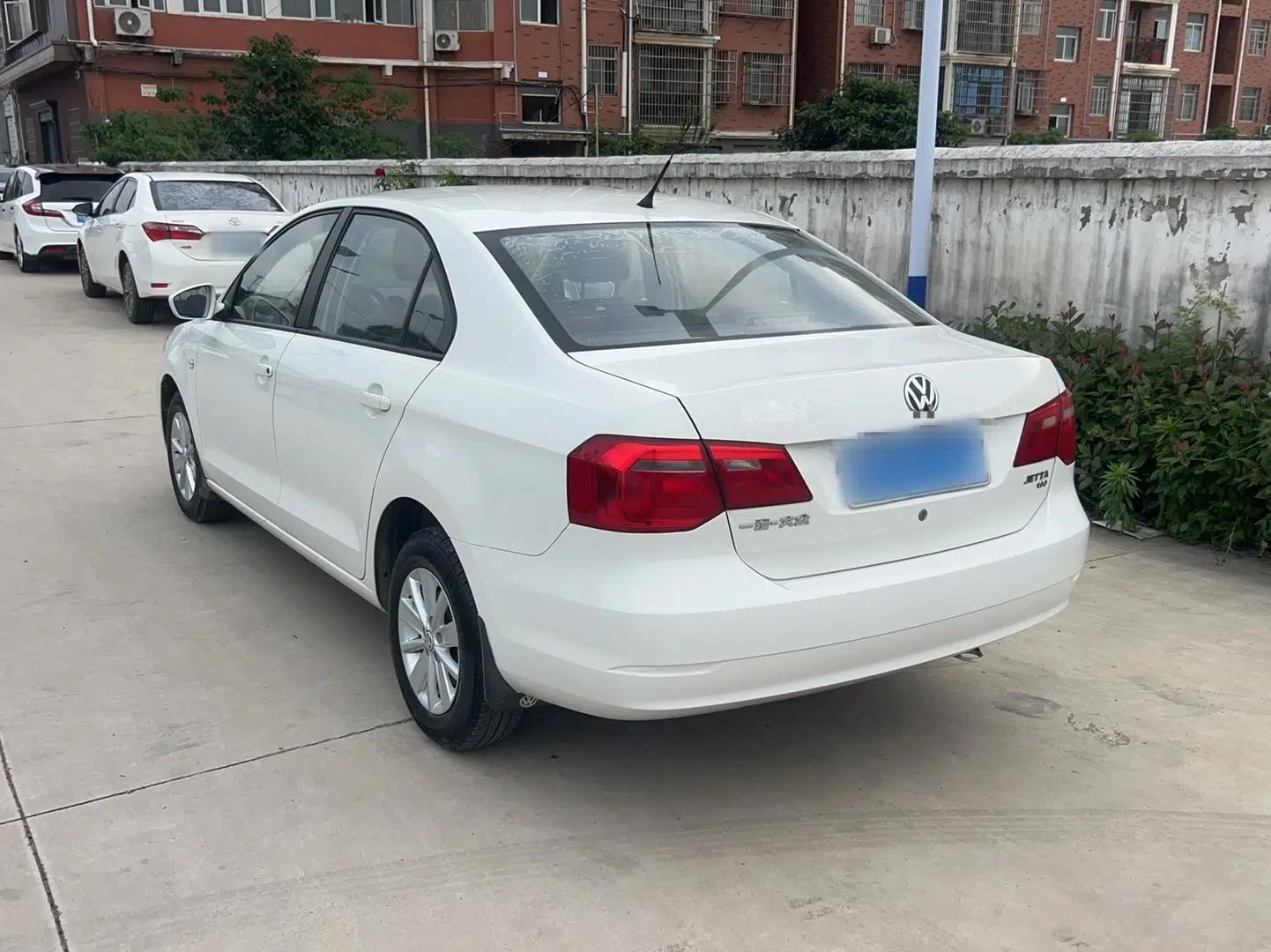 Volkswagen Jetta 2015 1.6L Manual Fashion Edition — миниатюра 10
