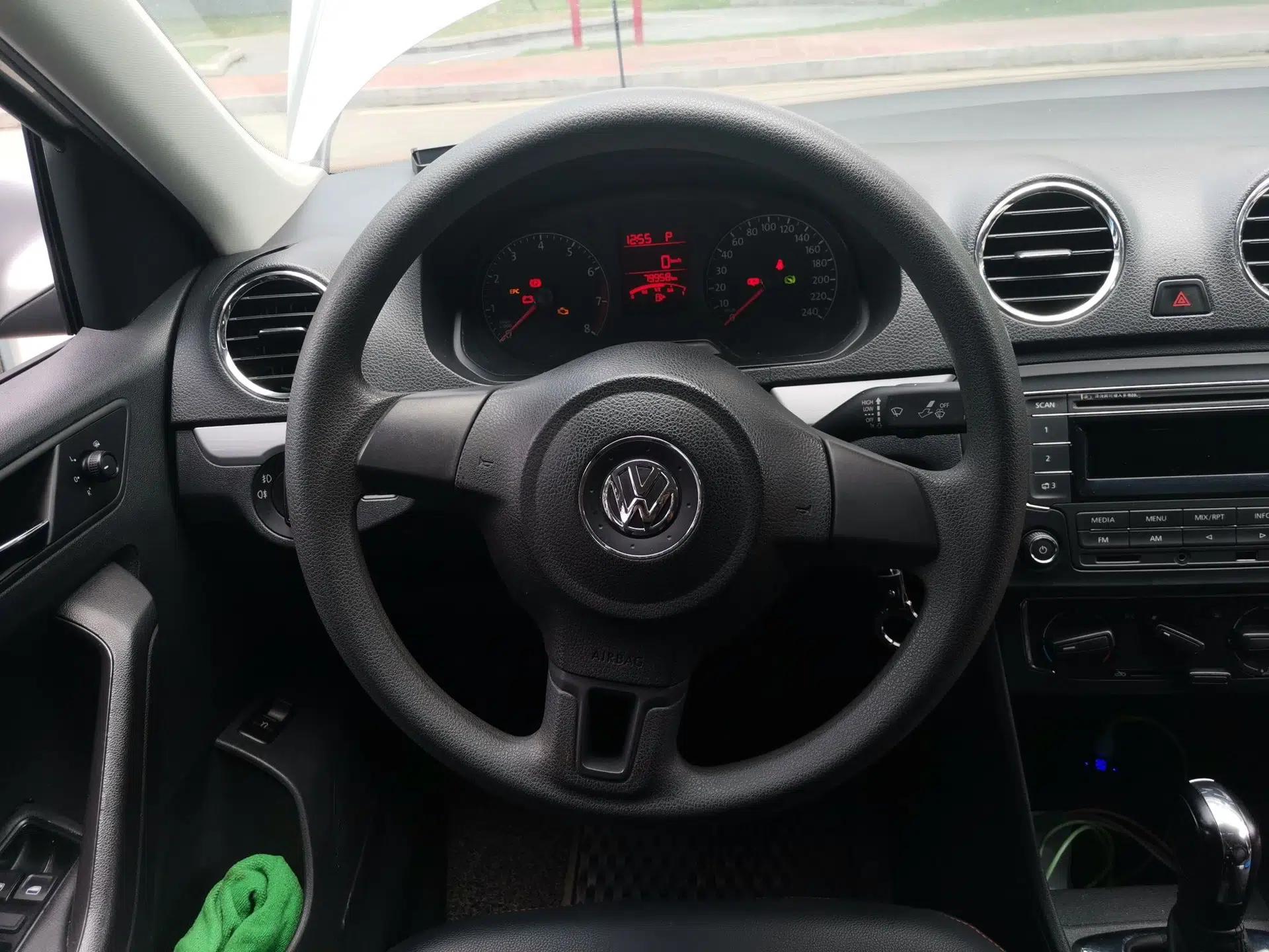 Volkswagen Jetta 2015 1.6L Automatic Comfort Model — миниатюра 11