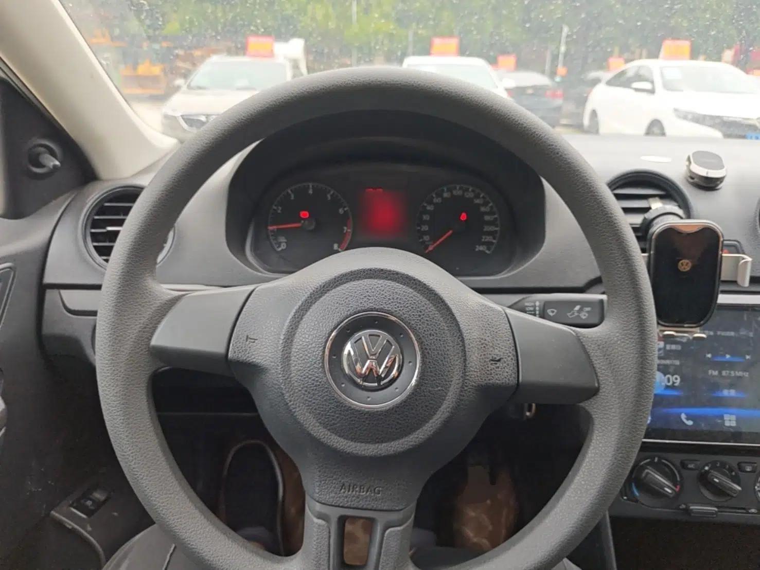 Volkswagen Jetta 2015 1.6L Manual Fashion Edition — миниатюра 14