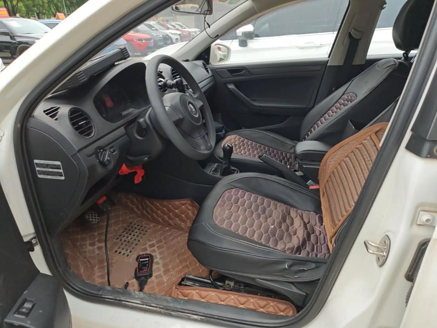 Volkswagen Jetta 2015 1.6L Manual Fashion Edition — миниатюра 18