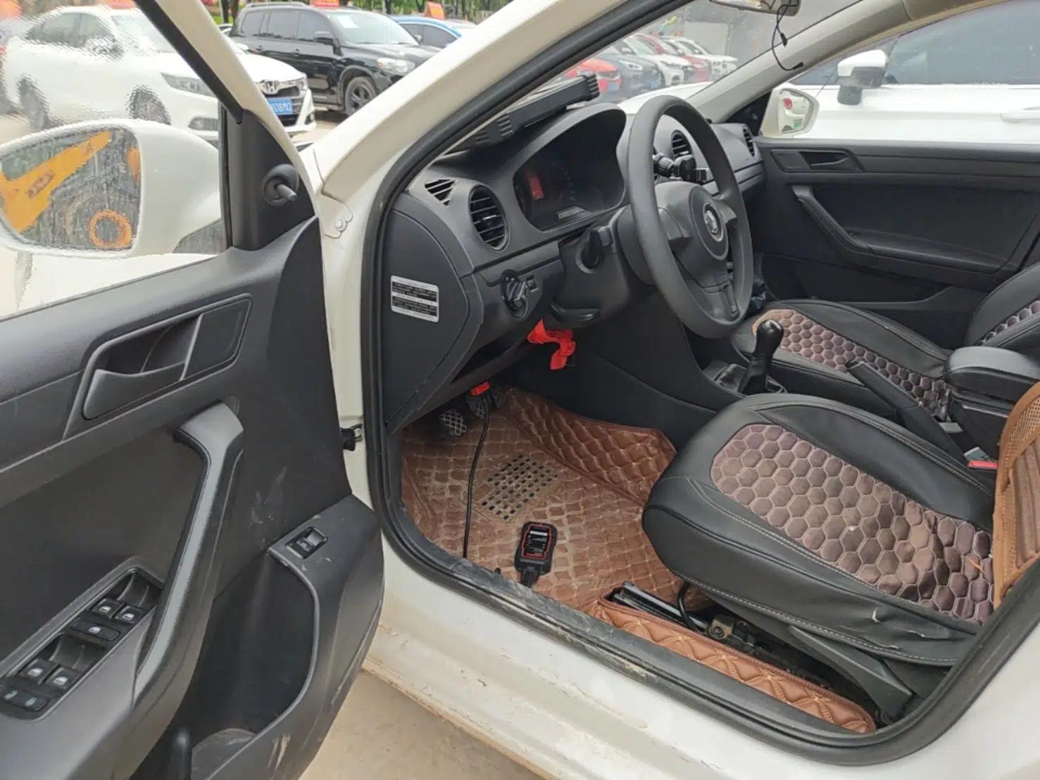 Volkswagen Jetta 2015 1.6L Manual Fashion Edition — миниатюра 19