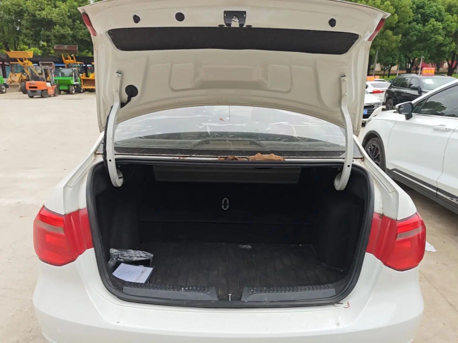 Volkswagen Jetta 2015 1.6L Manual Fashion Edition — миниатюра 22