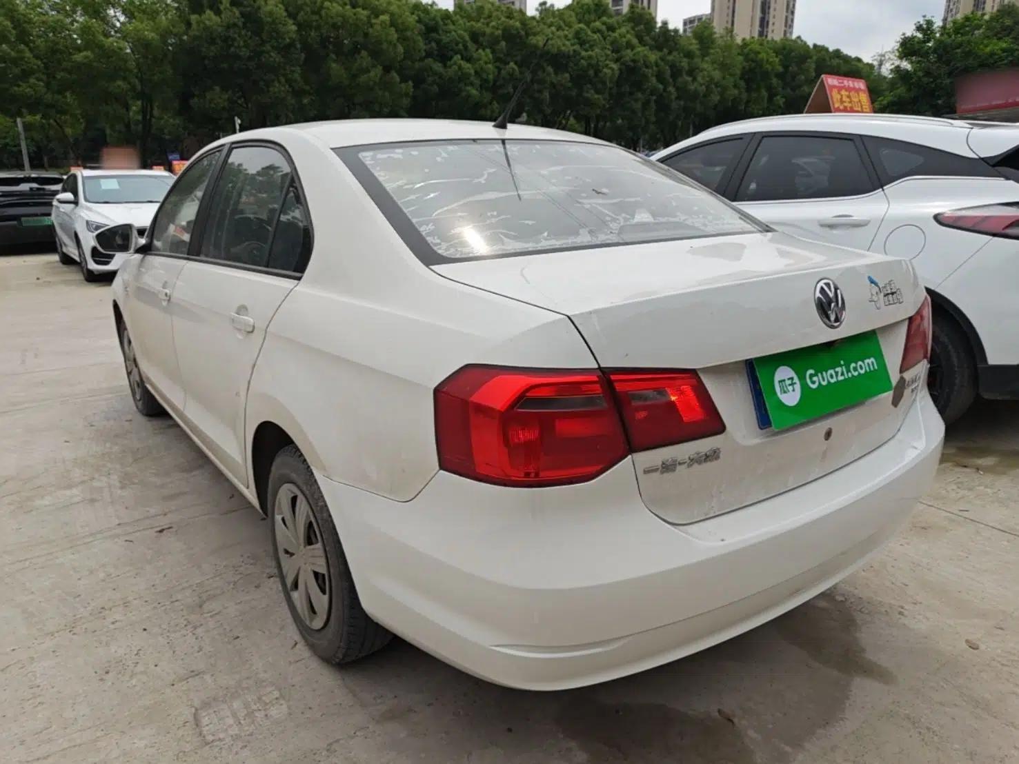 Volkswagen Jetta 2015 1.6L Manual Fashion Edition — миниатюра 4