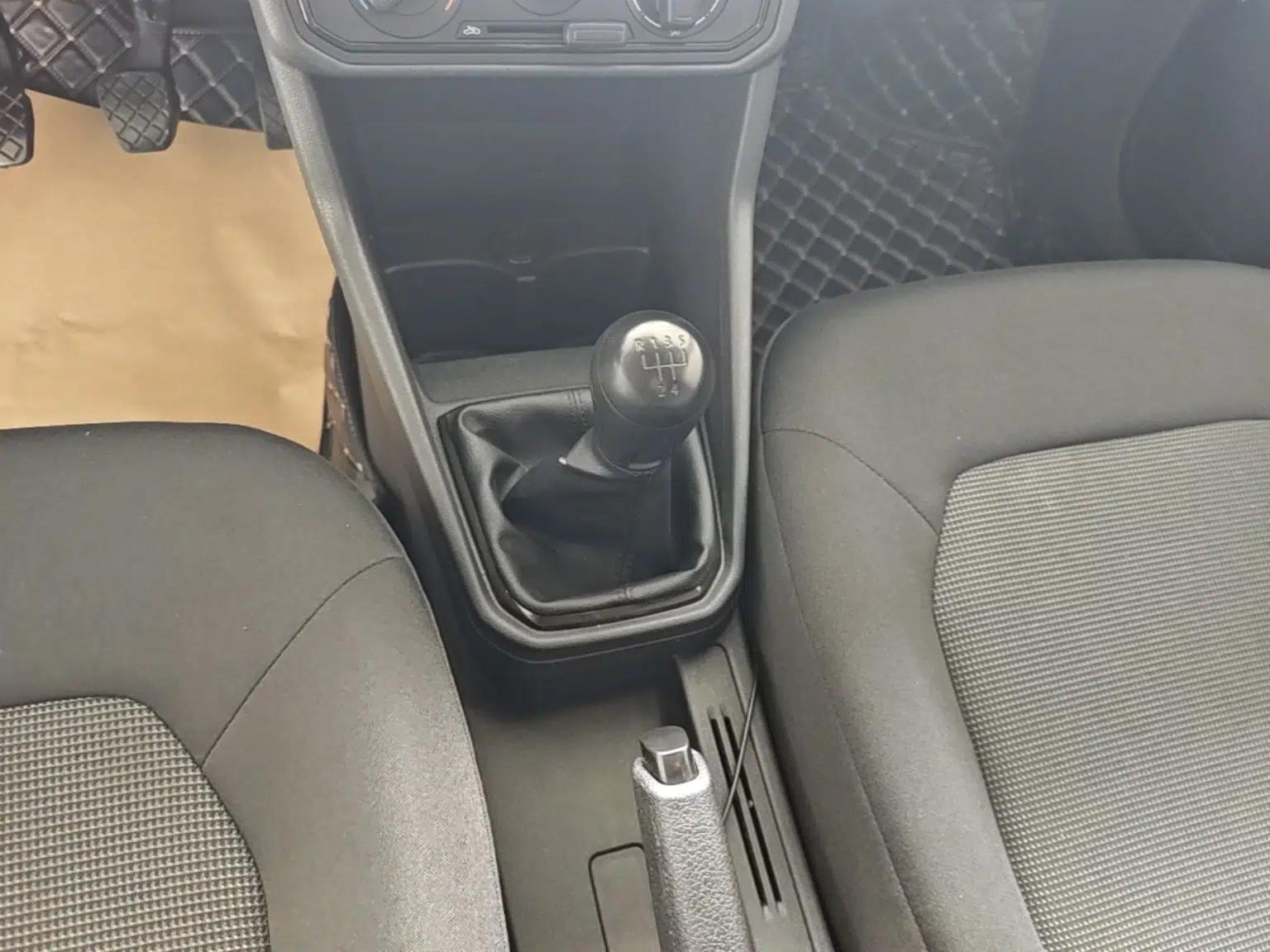 Volkswagen Jetta 2017 1.4L Manual Fashion Edition — миниатюра 17