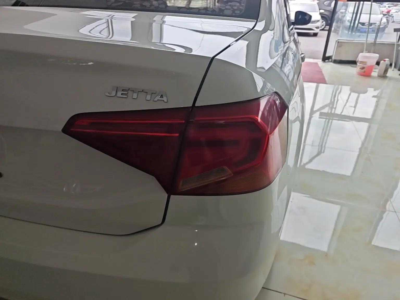 Volkswagen Jetta 2017 1.4L Manual Fashion Edition — миниатюра 7
