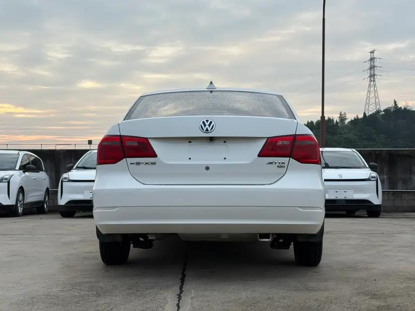 Volkswagen Jetta 2015 Value Edition 1.6L Manual Fashionable Style — миниатюра 6