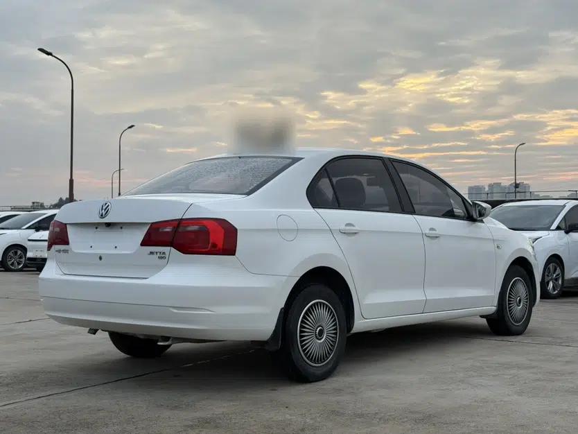Volkswagen Jetta 2015 Value Edition 1.6L Manual Fashionable Style — миниатюра 7