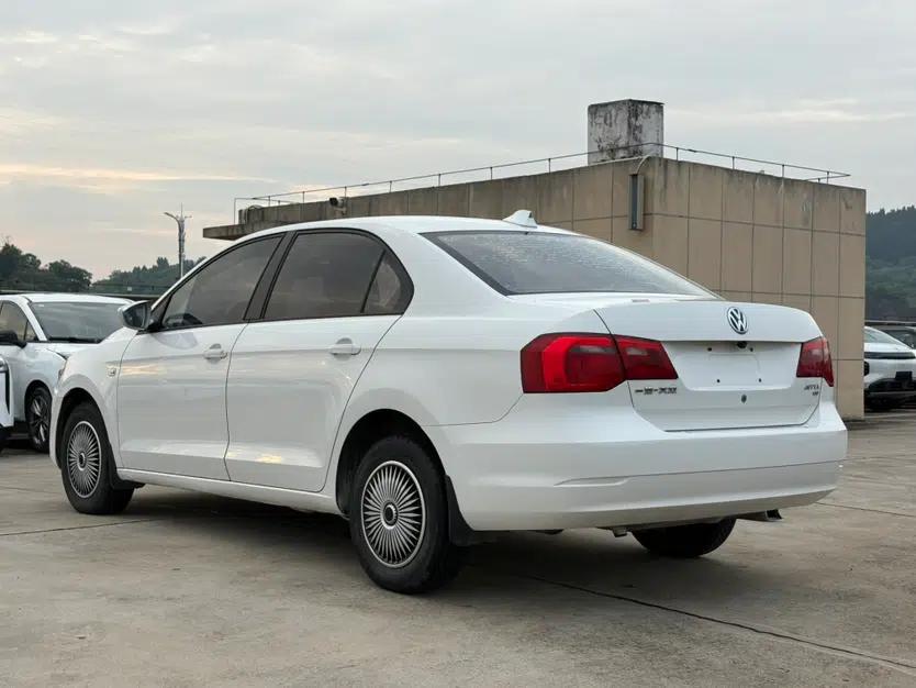Volkswagen Jetta 2015 Value Edition 1.6L Manual Fashionable Style — миниатюра 8