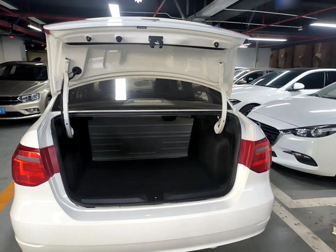 Volkswagen Jetta 2015 Value Edition 1.6L Manual Fashionable Style — миниатюра 22