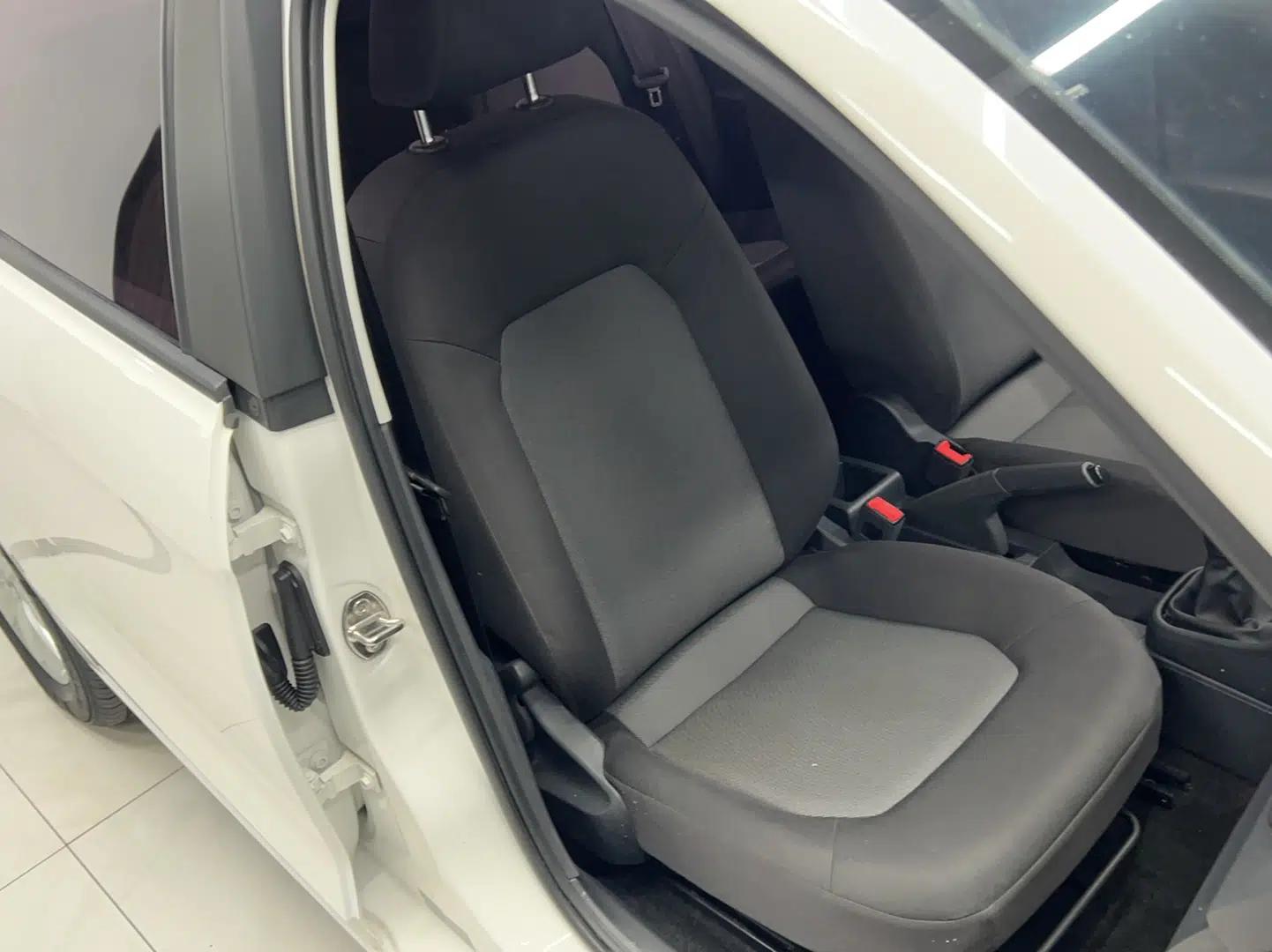 Volkswagen Jetta 2015 Zhuihui Edition 1.4L Manual Fashion Model — миниатюра 9