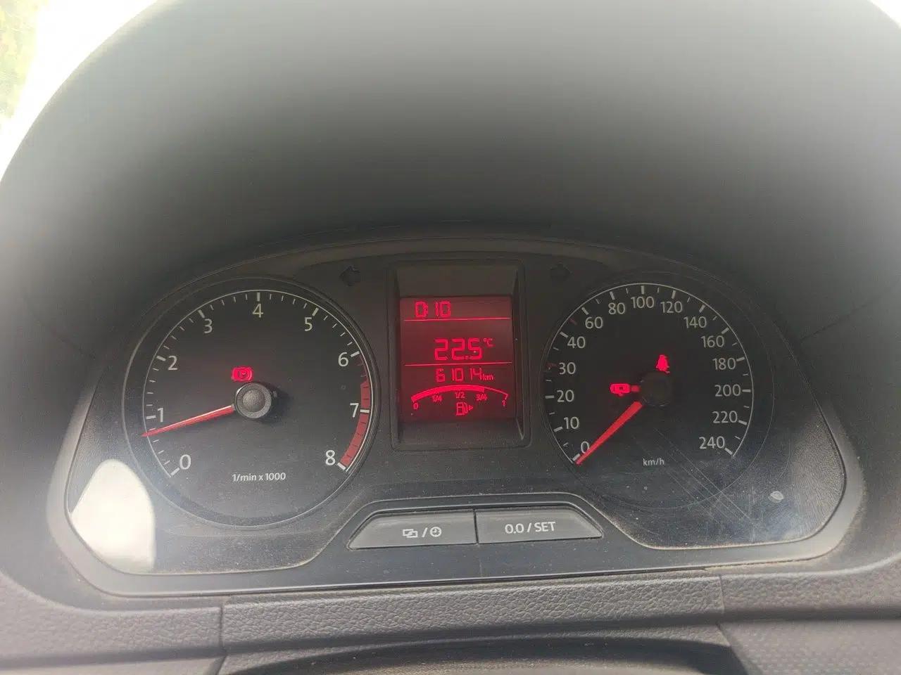 Volkswagen Jetta 2015 1.6L Manual Fashion Edition — миниатюра 12