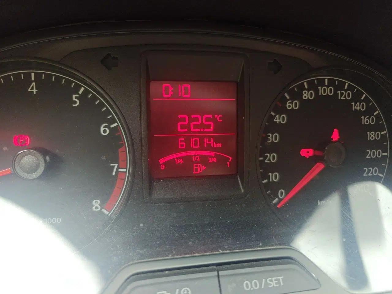 Volkswagen Jetta 2015 1.6L Manual Fashion Edition — миниатюра 13