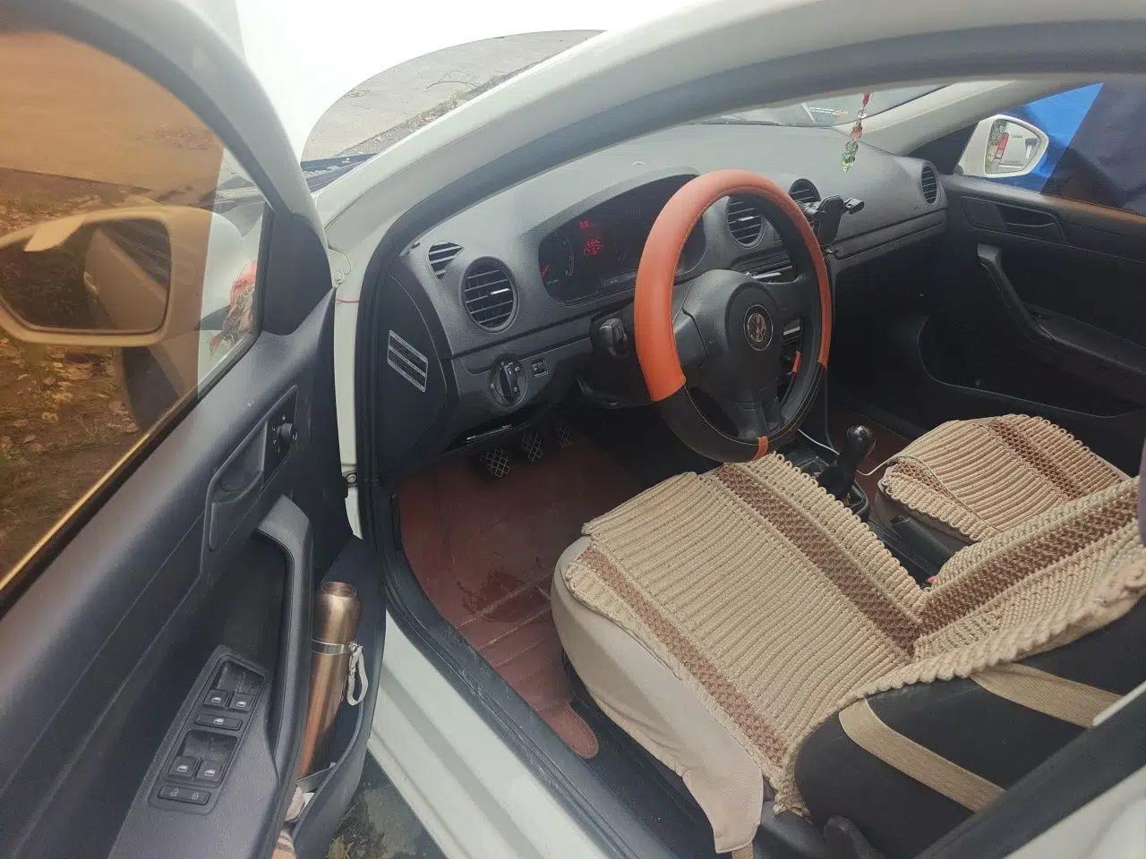 Volkswagen Jetta 2015 1.6L Manual Fashion Edition — миниатюра 17