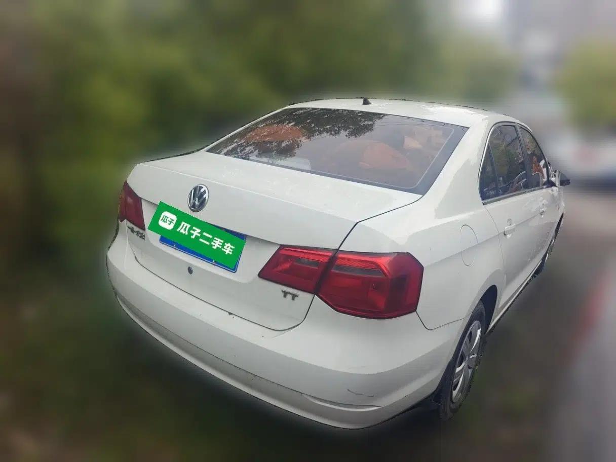 Volkswagen Jetta 2015 1.6L Manual Fashion Edition — миниатюра 6