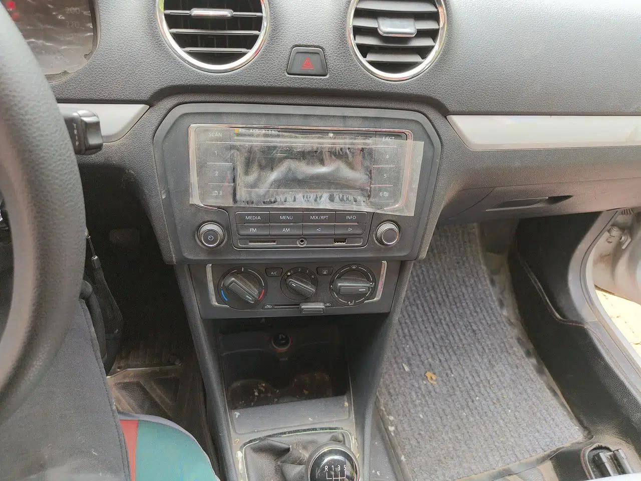 Volkswagen Jetta 2013 1.6L Manual Comfort Model — миниатюра 12