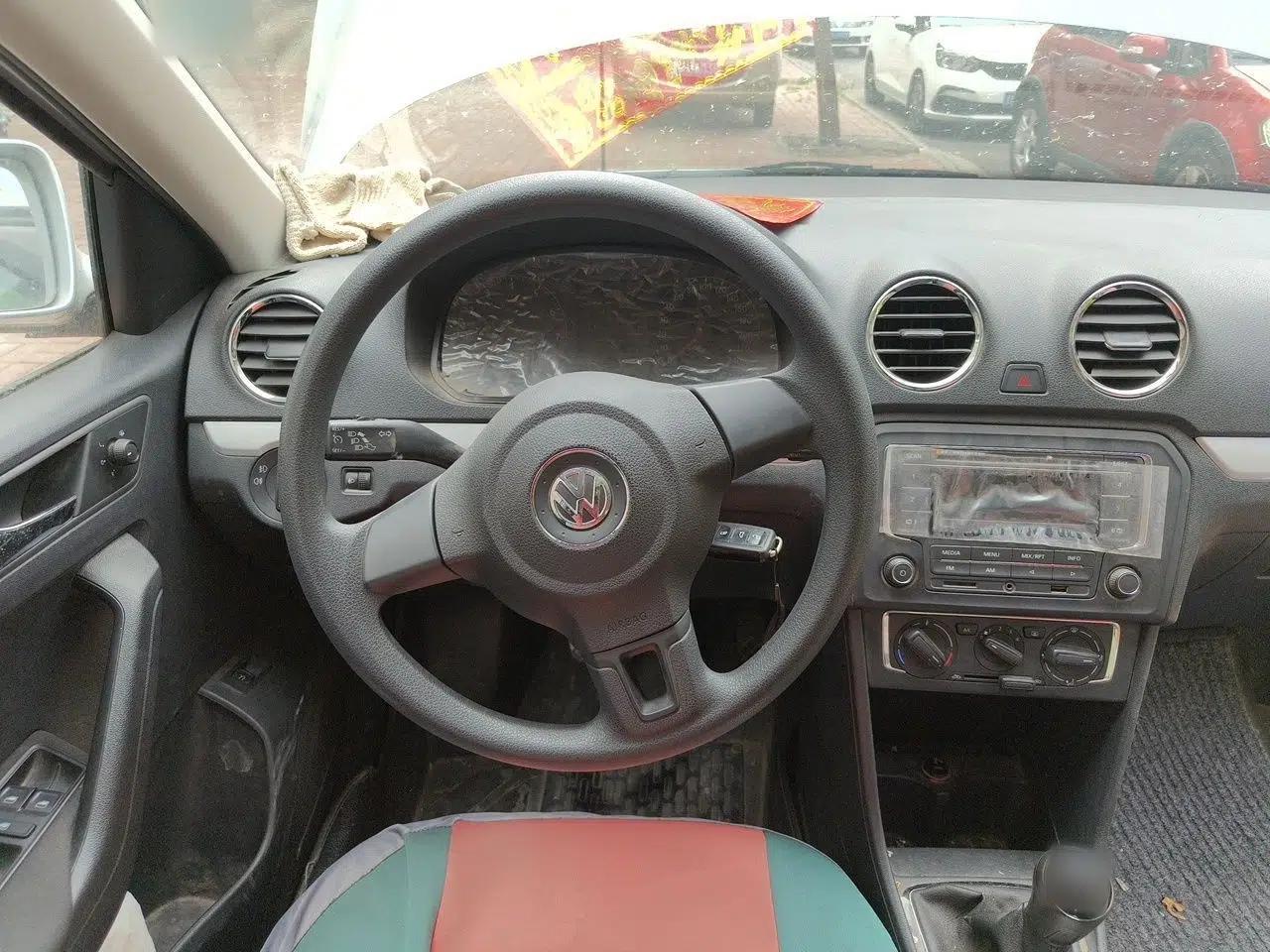 Volkswagen Jetta 2013 1.6L Manual Comfort Model — миниатюра 9