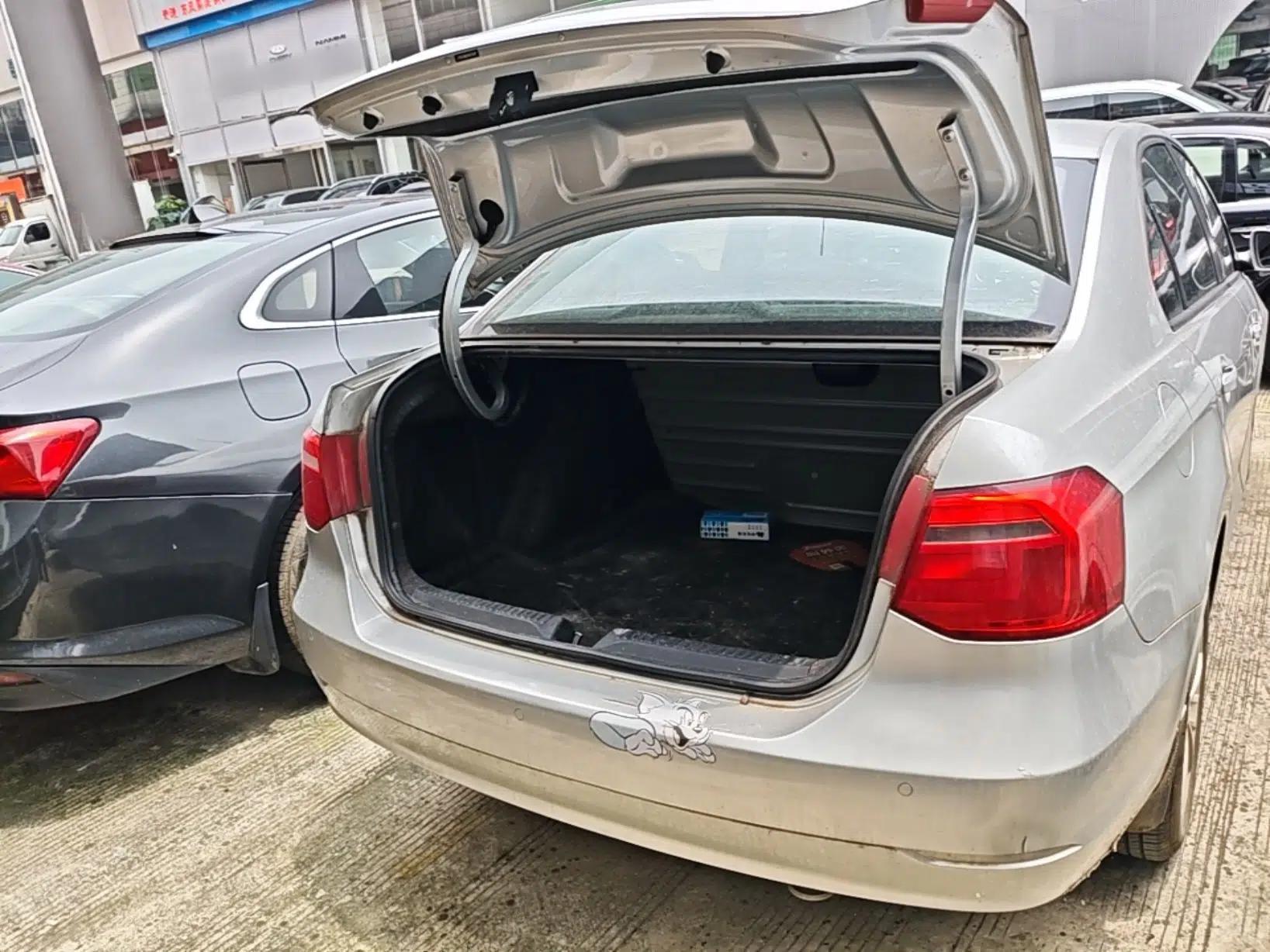Volkswagen Jetta 2015 1.6L Manual Comfort Model — миниатюра 22