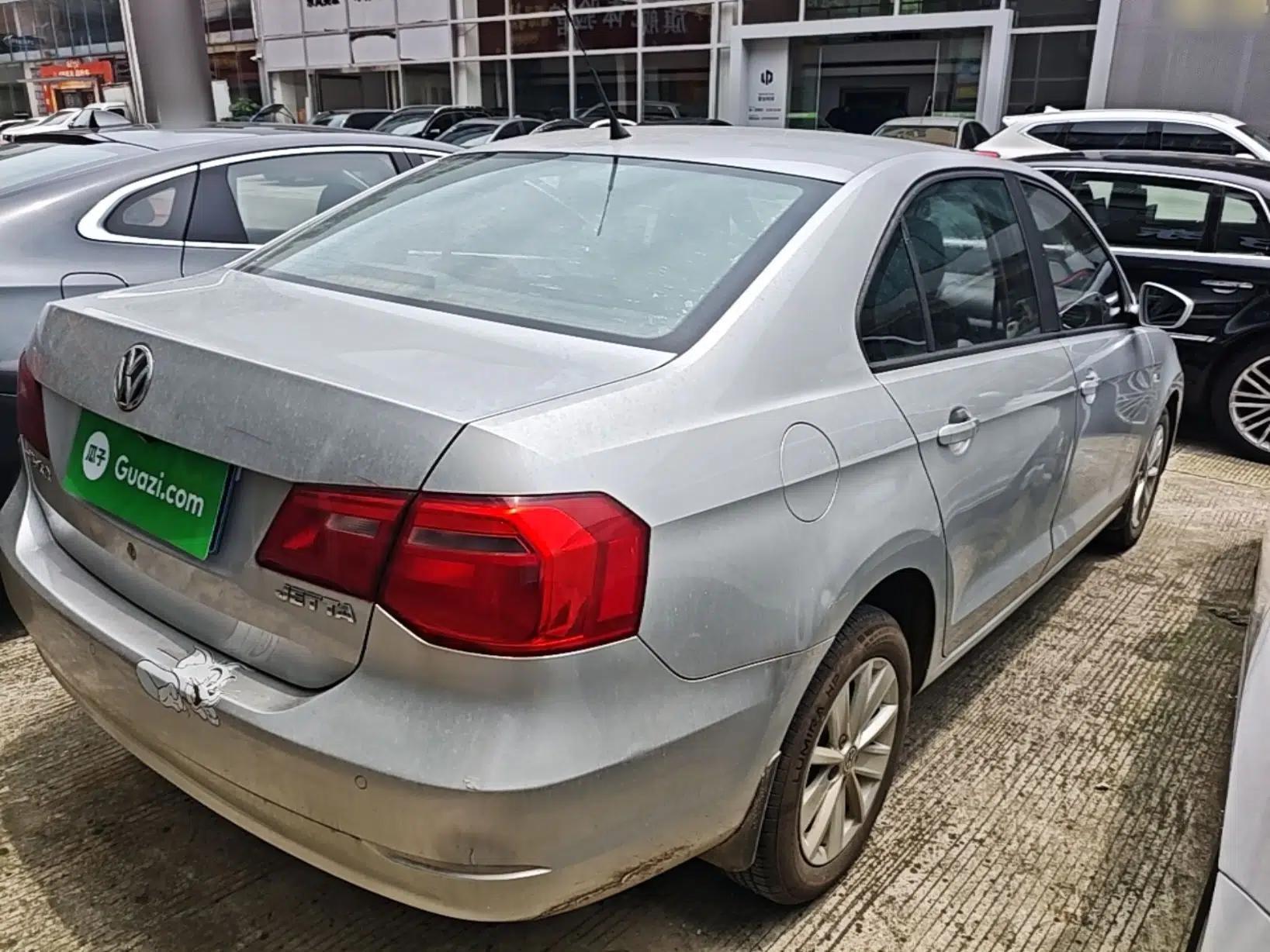 Volkswagen Jetta 2015 1.6L Manual Comfort Model — миниатюра 6
