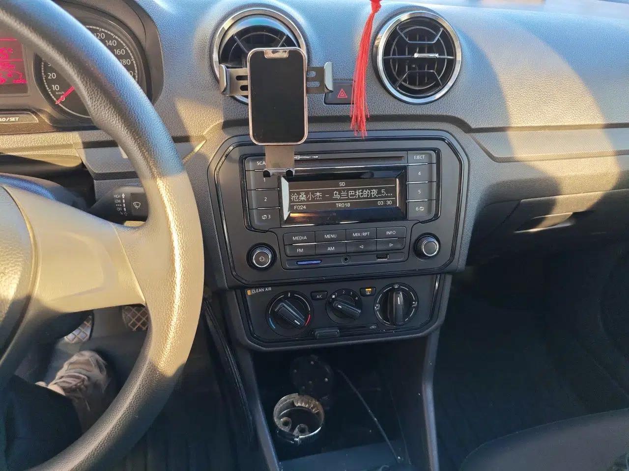Volkswagen Jetta 2017 1.5L Manual Fashion Edition — миниатюра 14