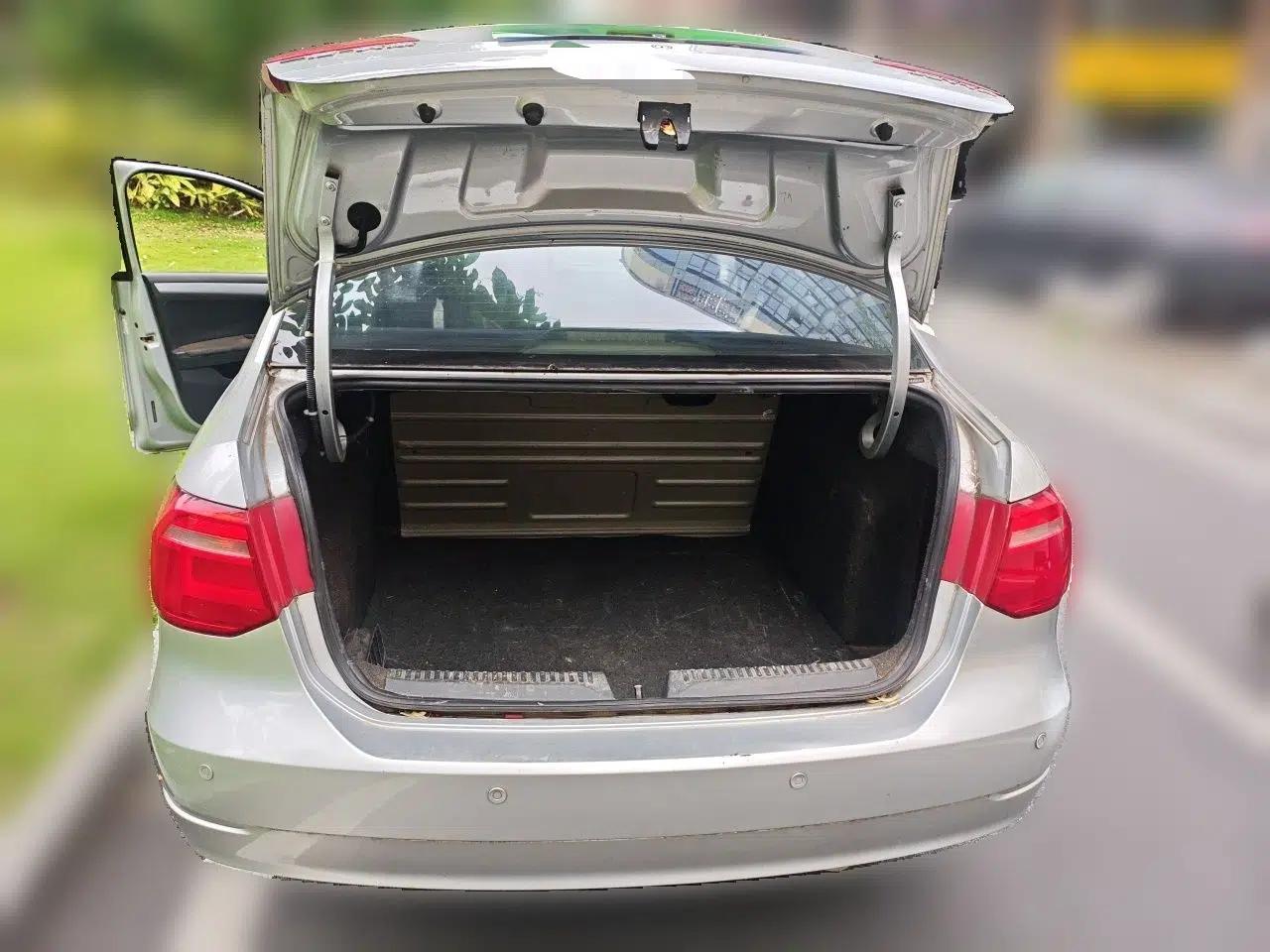 Volkswagen Jetta 2013 1.6L Manual Comfort Model — миниатюра 20